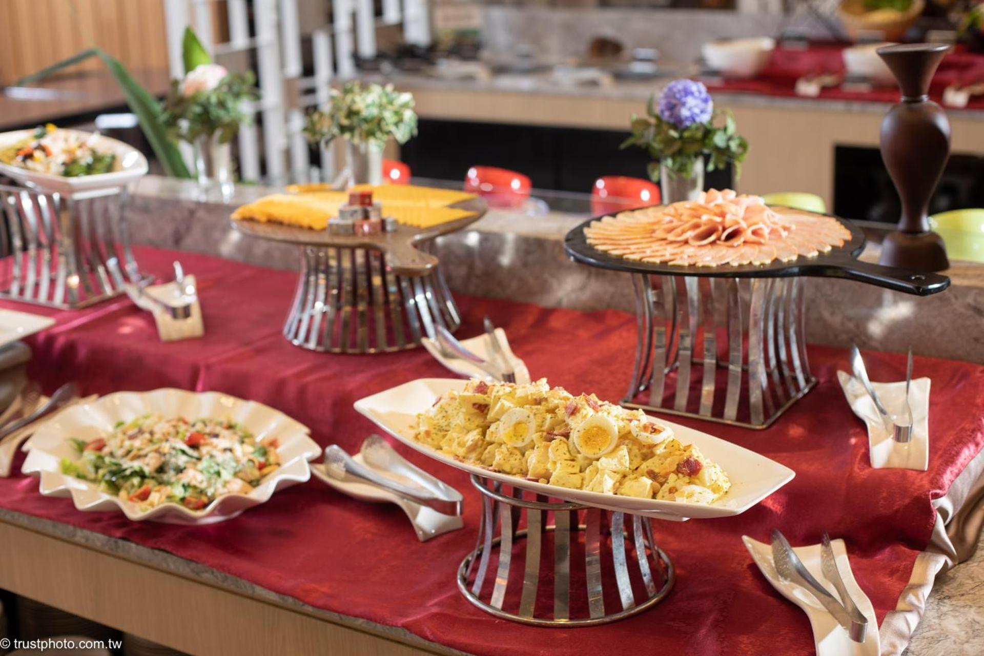 Grand Bay Resort Hotel Хенгчун Экстерьер фото A buffet at a hotel