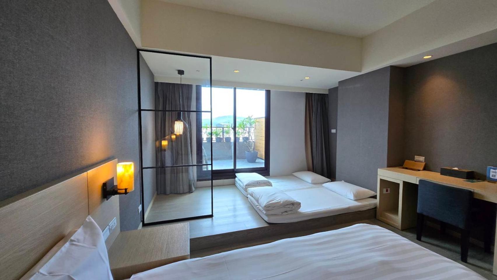 Grand Bay Resort Hotel Хенгчун Экстерьер фото A room at the hotel