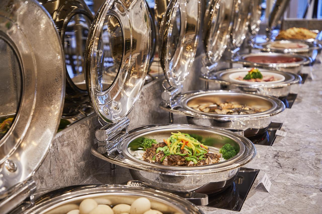 Grand Bay Resort Hotel Хенгчун Экстерьер фото A selection of chafing dishes